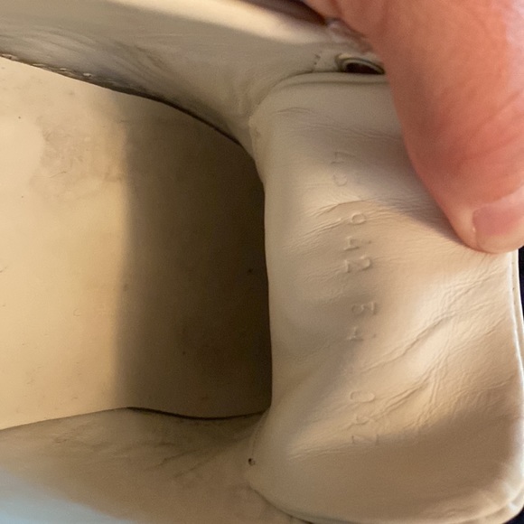 Pair of Gucci Sneakers. Size 4.5 - Picture 6 of 6